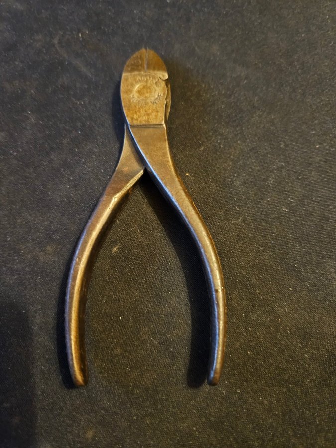 Vintage E A Berg 1528-4½ music wire cutter