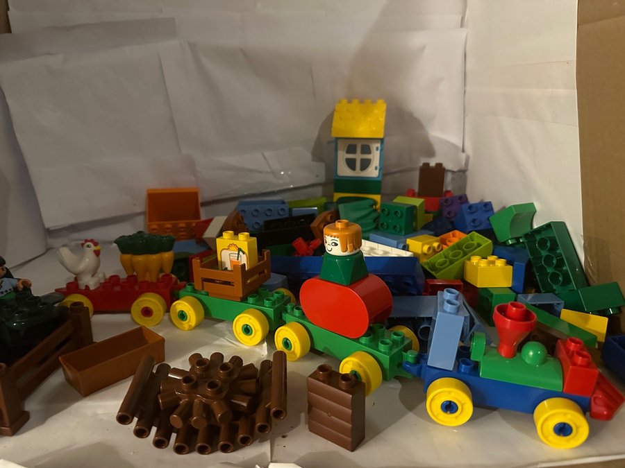 Lego Duplo - Stort set med figurer, fordon och byggstenar