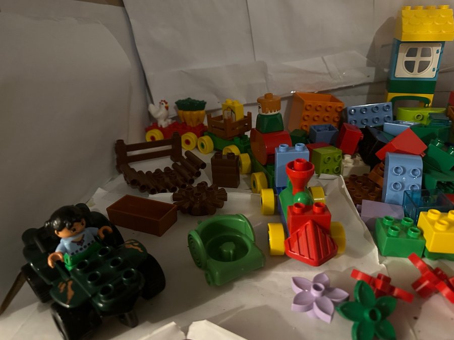 Lego Duplo - Stort set med figurer, fordon och byggstenar