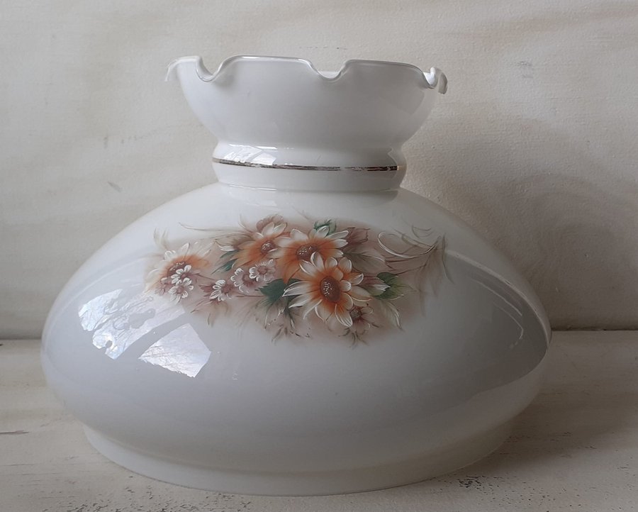 Lampskärm i vitt glas med dekor av blommor Från 1980 talet