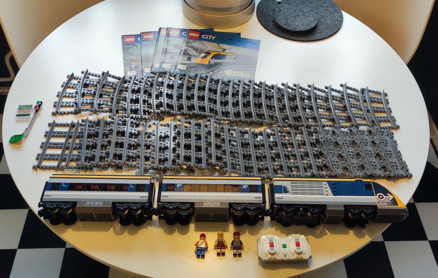 LEGO City 60197 Passagerartåg med mycket extraspår