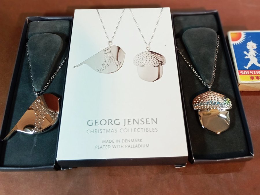 Två julgranshängen från Georg Jensen. Ekollon och Vinterfågel