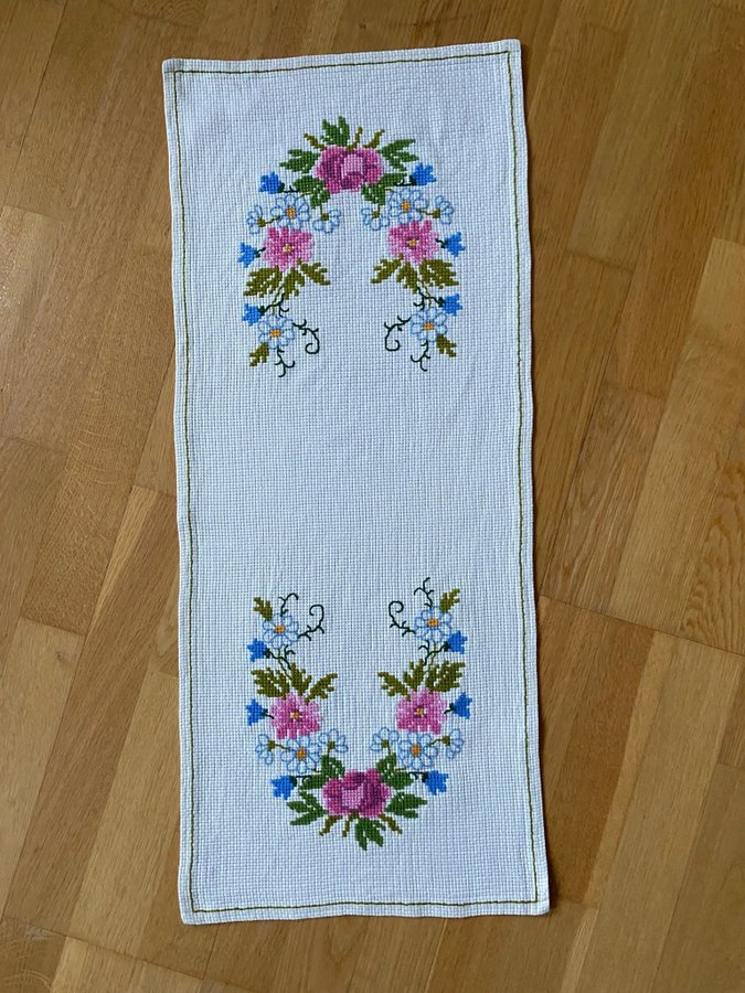 Handbroderad bordslöpare med blommor