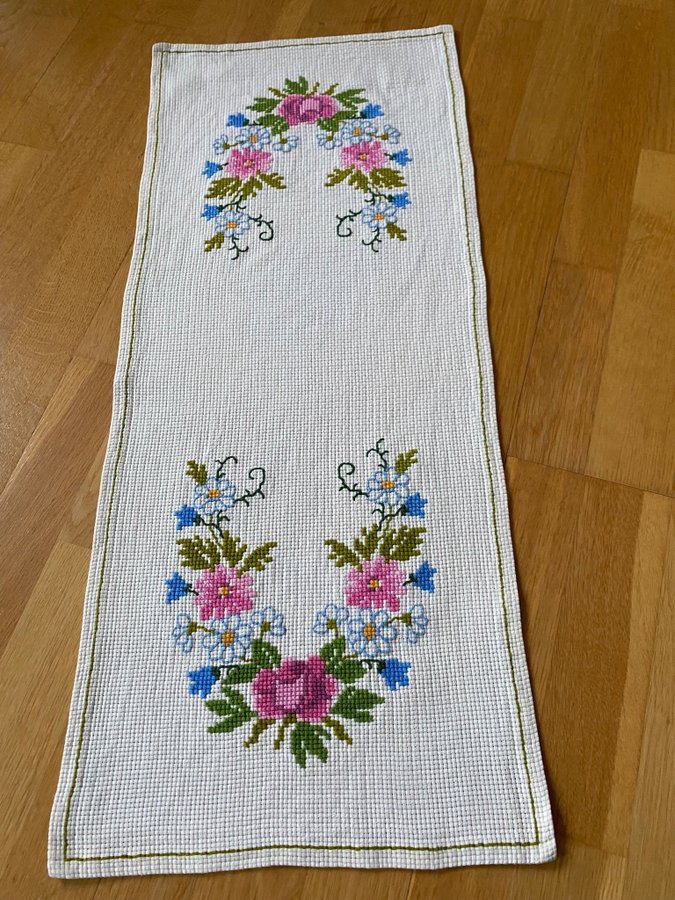 Handbroderad bordslöpare med blommor