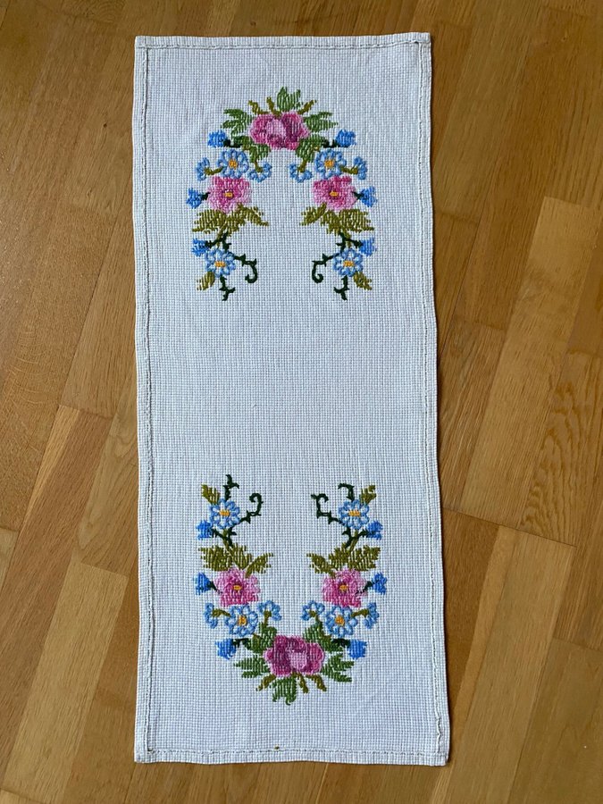 Handbroderad bordslöpare med blommor