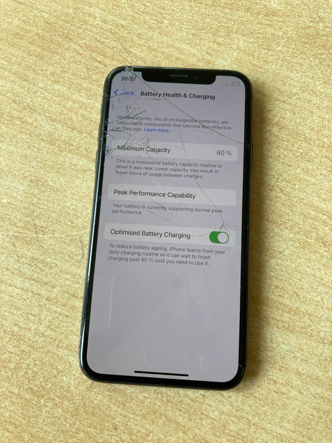 iPhone X svart 64gb - OLÅST - med sprickor men Full Fungerande