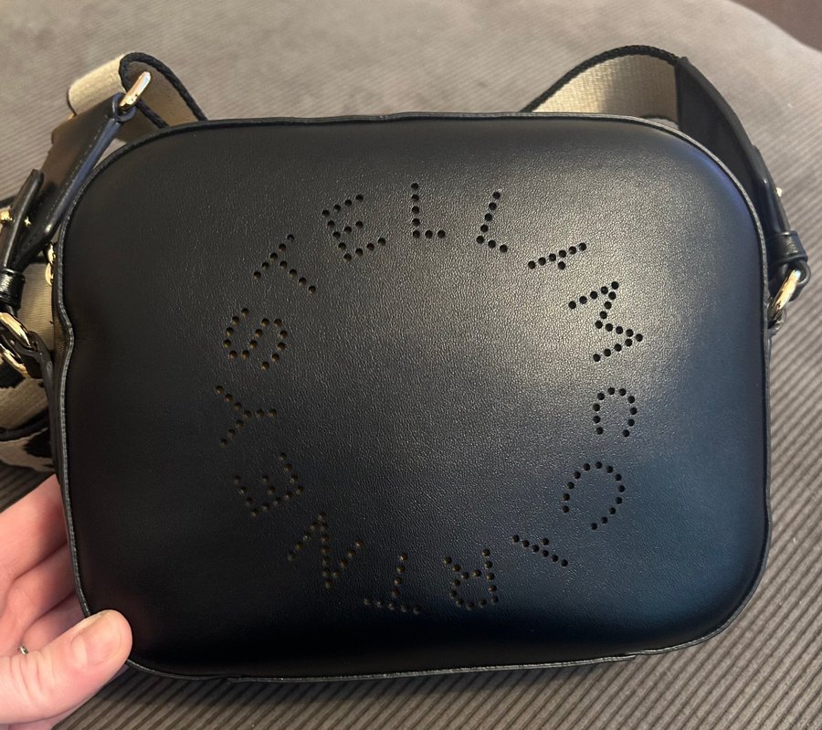 Stella logo mini bag väska i svart från Stella McCartney. NY! Vegansk!