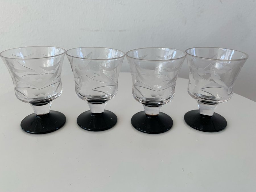 4 st likör glas med svart fot