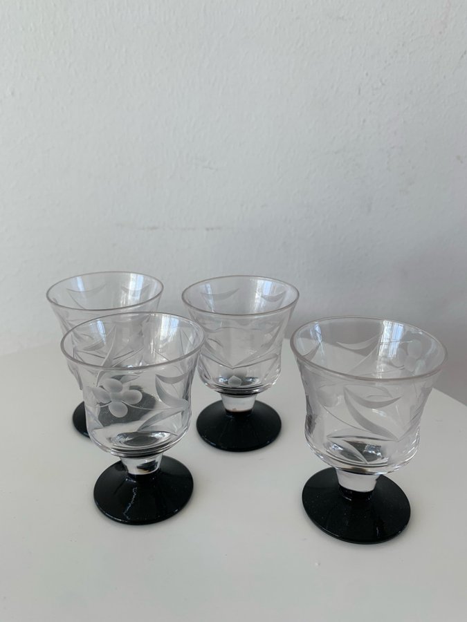 4 st likör glas med svart fot