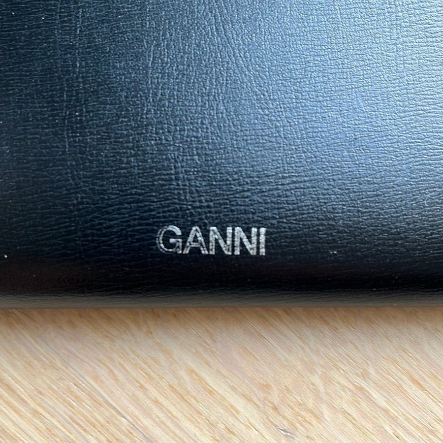 Ganni plånbok/ clutch i skinn