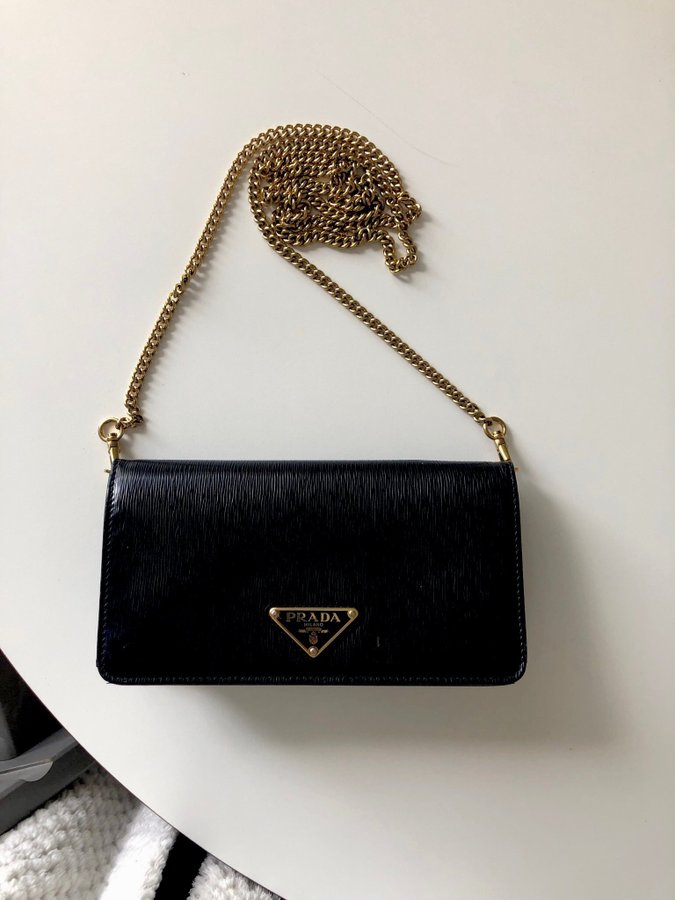 Prada crossbody väska svart guld kedja