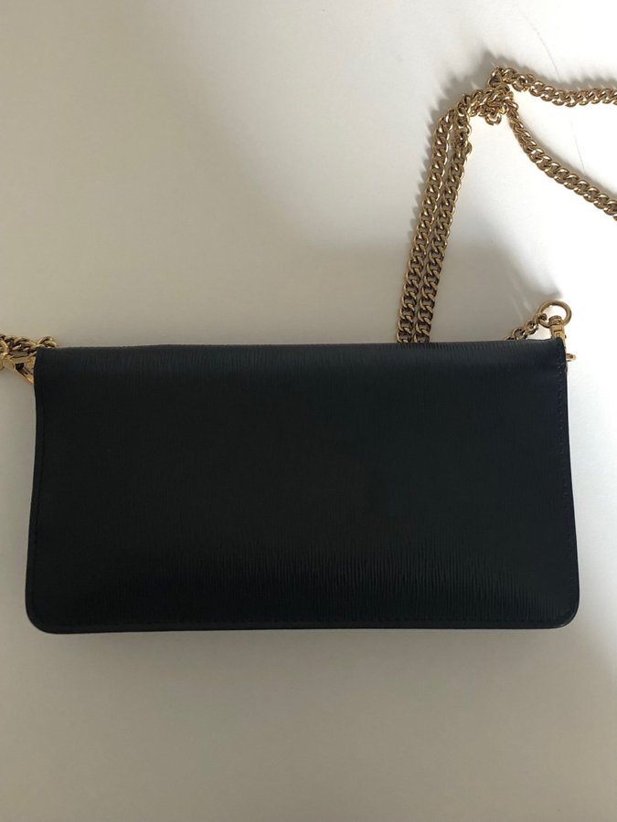 Prada crossbody väska svart guld kedja