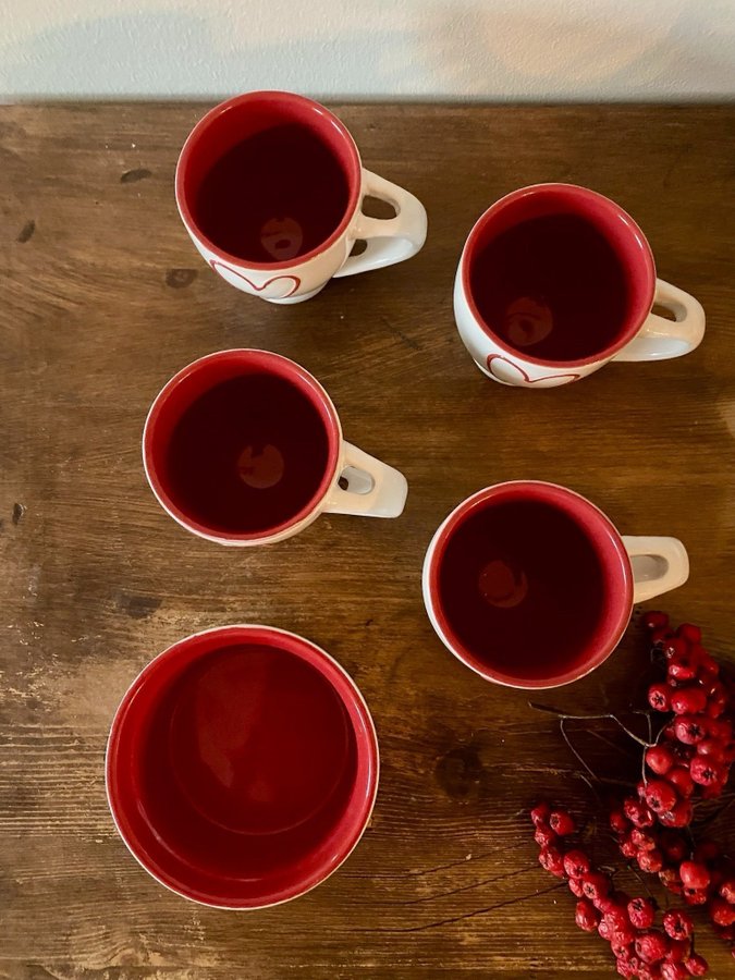 4 st muggar med hjärta + liten skål glögg Fridas gård vit röd jul