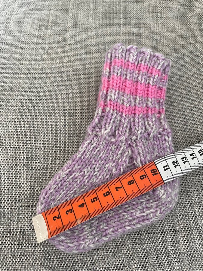 Äkta Hantverk - Stickade lila och rosa sockor - baby