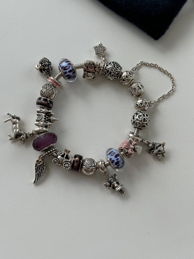 Pandora armband med 20 berlocker