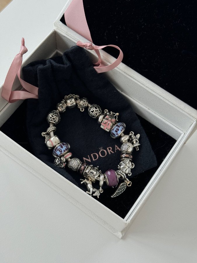 Pandora armband med 20 berlocker