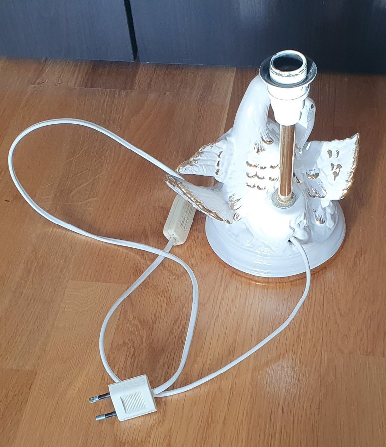 Vacker bordslampa med duvor