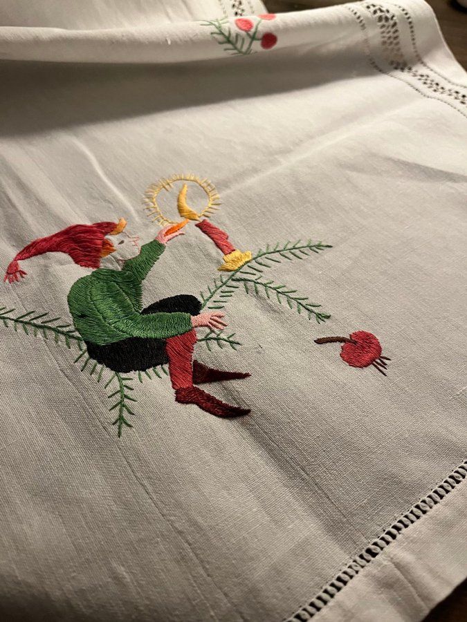 Ljuvligt äldre handbroderat hänglakan med julmotiv, ca 161x62cm, mkt gott skick