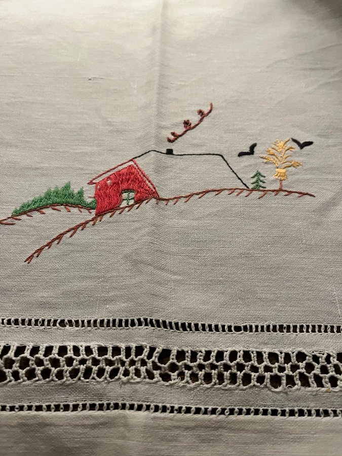 Ljuvligt äldre handbroderat hänglakan med julmotiv, ca 161x62cm, mkt gott skick