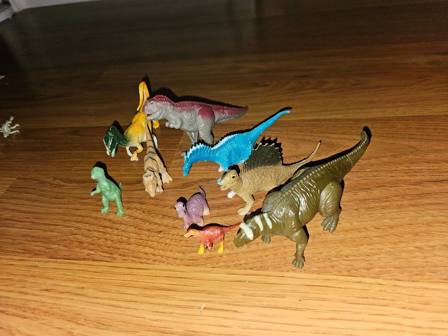 10 stycken dinosauriefigurer