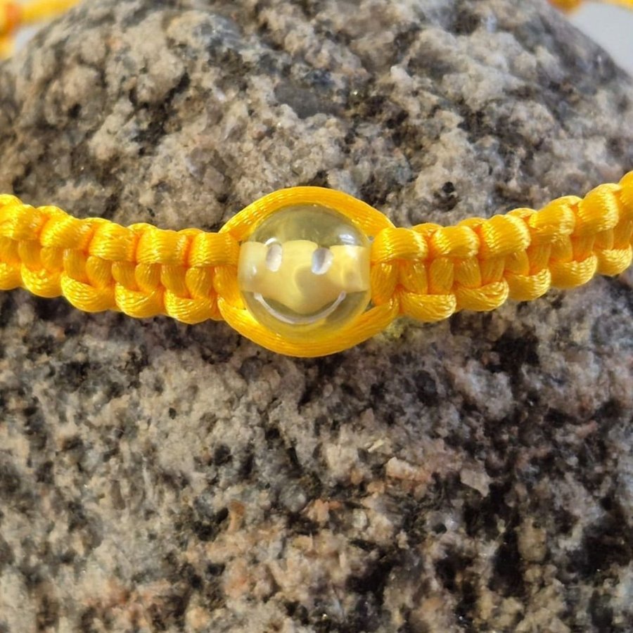 Gult makrame armband med smiley