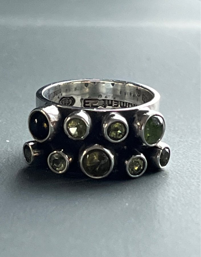 MOMENT23 RING I ÄKTA SILVER M PERIDOTER STL 17.45 NY