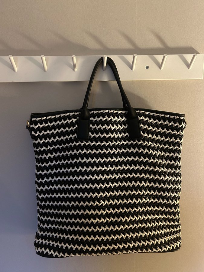 Superfin stor svartvit flätad shopper tote