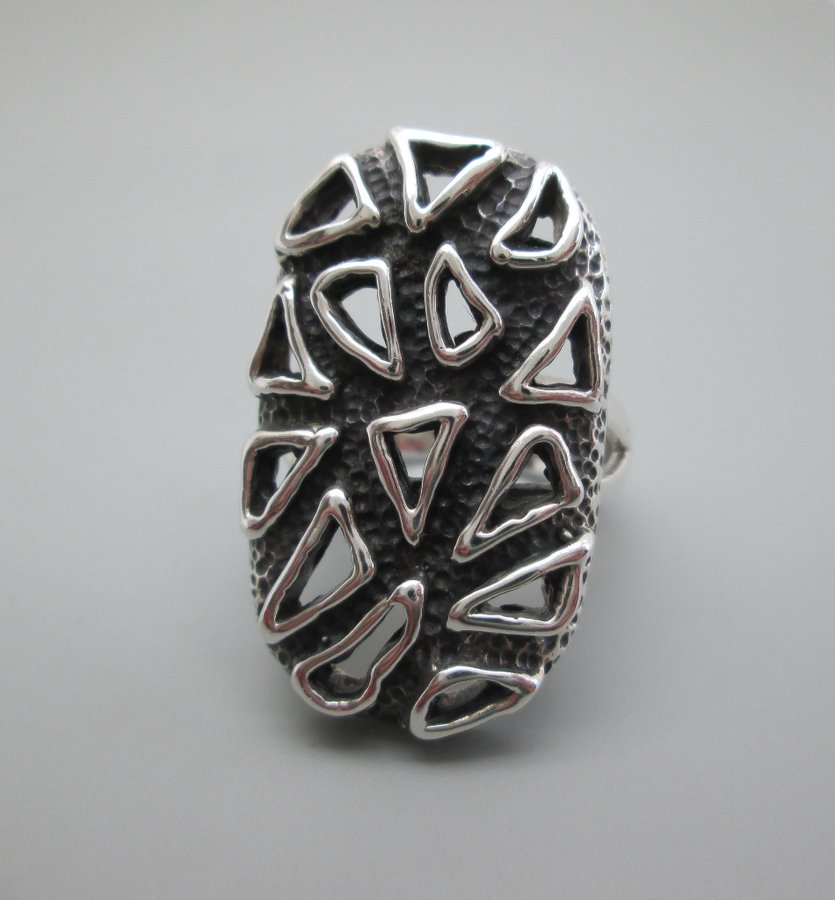 Mönstrad ring i silver 925.