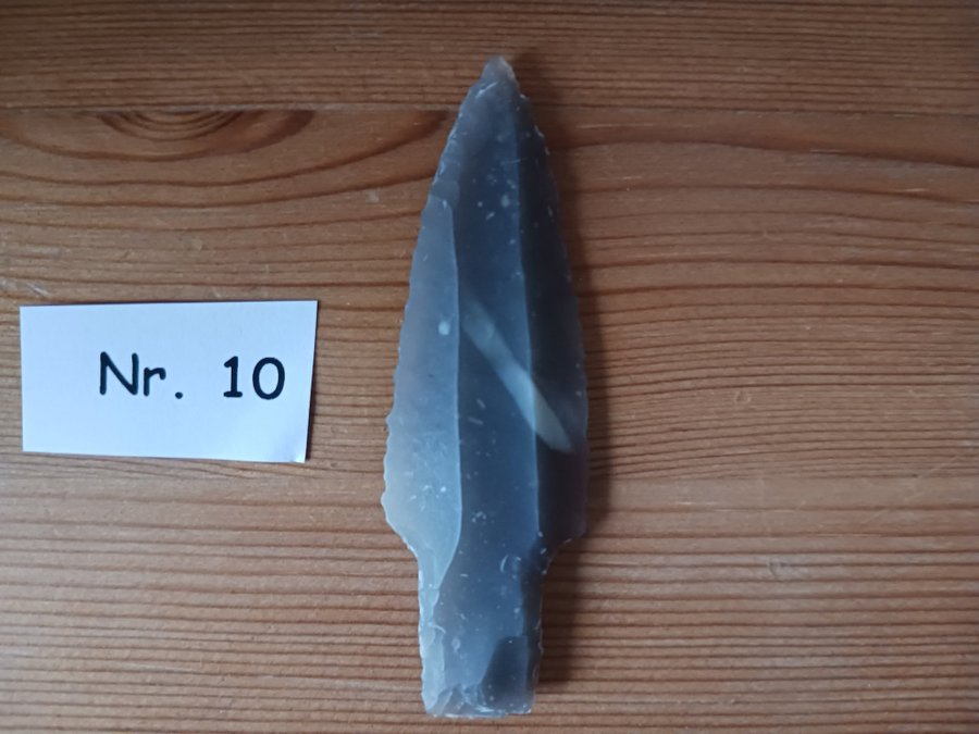 FLINTA PILSPETS KOPIA AV FYND /FLINT ARROW POINT REPLICA OF ARCHAEOLOGICAL FIND