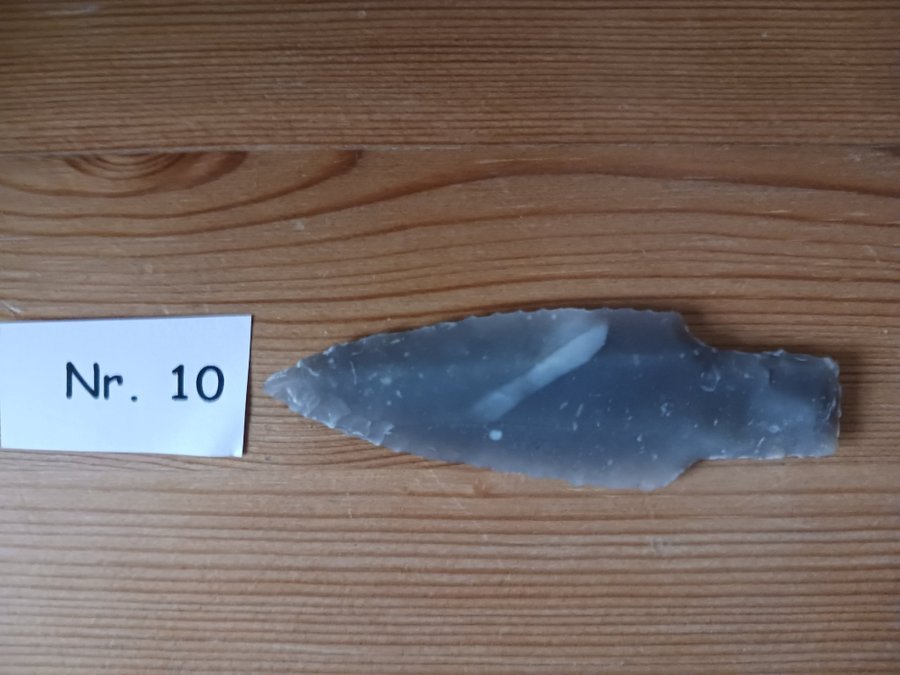 FLINTA PILSPETS KOPIA AV FYND /FLINT ARROW POINT REPLICA OF ARCHAEOLOGICAL FIND