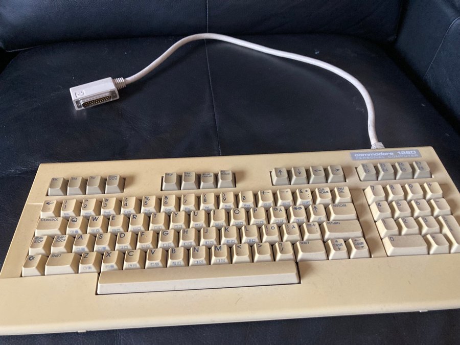 C128D - FUNGERANDE KABEL + Tangentbord