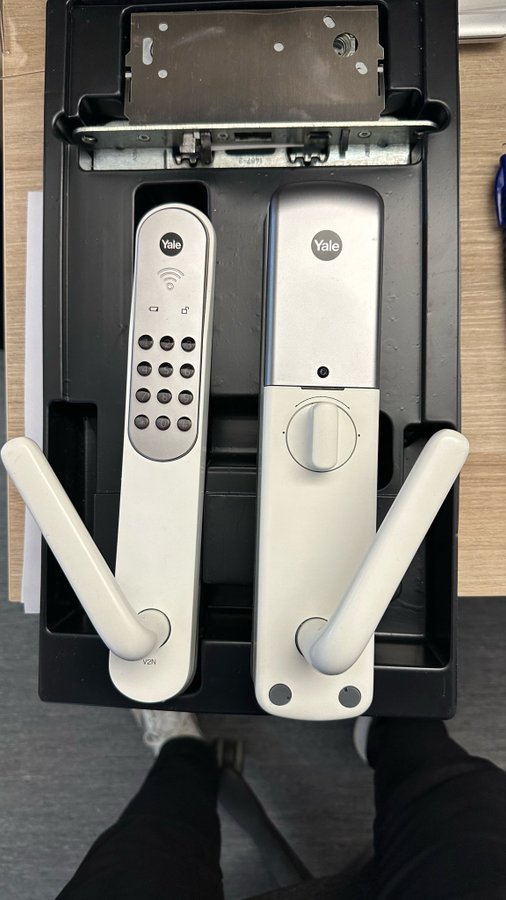 Vit Yale Doorman V2N + Verisure Smartlås Kit