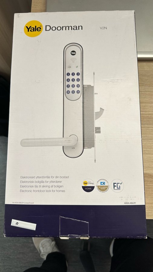 Vit Yale Doorman V2N + Verisure Smartlås Kit