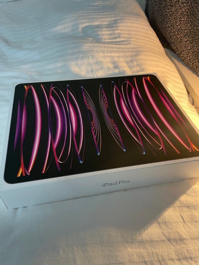 iPad Pro 12.9-tums (6:e generationen) Wi-Fi 128GB + Magic Keyboard