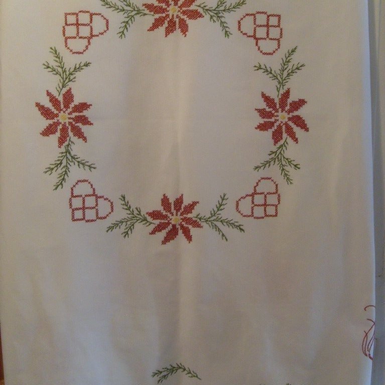 OBS! NY HANDBRODERAD BORDSDUK GOD JUL BLOMMOR KVISTAR HJÄRTAN FÅLLAD RUNT OM