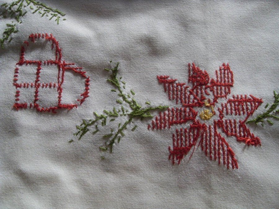 OBS! NY HANDBRODERAD BORDSDUK GOD JUL BLOMMOR KVISTAR HJÄRTAN FÅLLAD RUNT OM