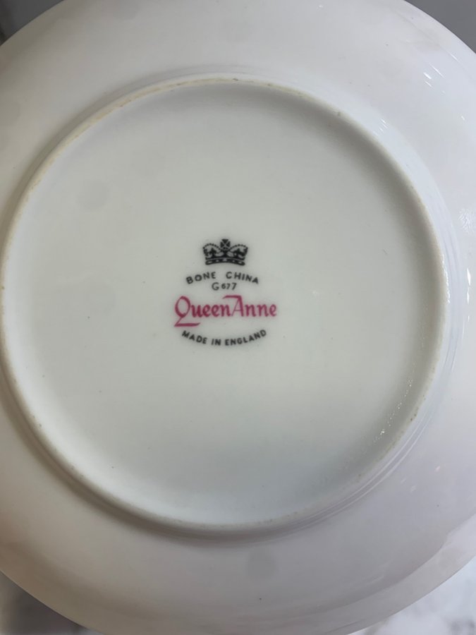 KAFFEKOPP med FAT och ASSIETT QUEEN ANNE FINE BONE CHINA ENGLAND