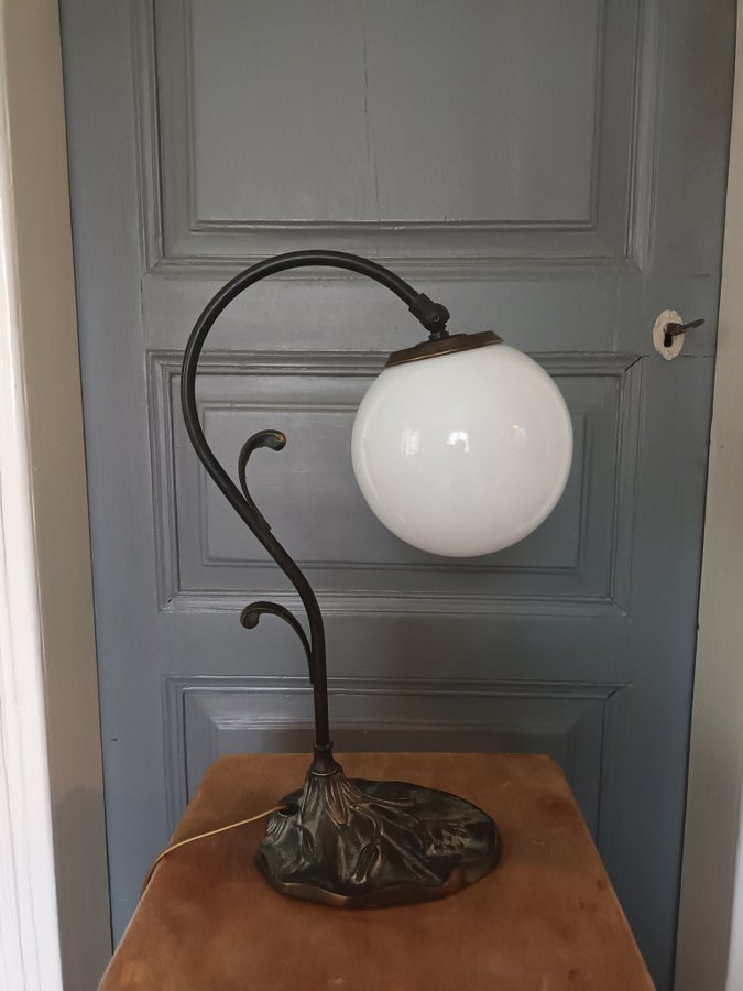 Bordslampa med böjd arm i jugendstil