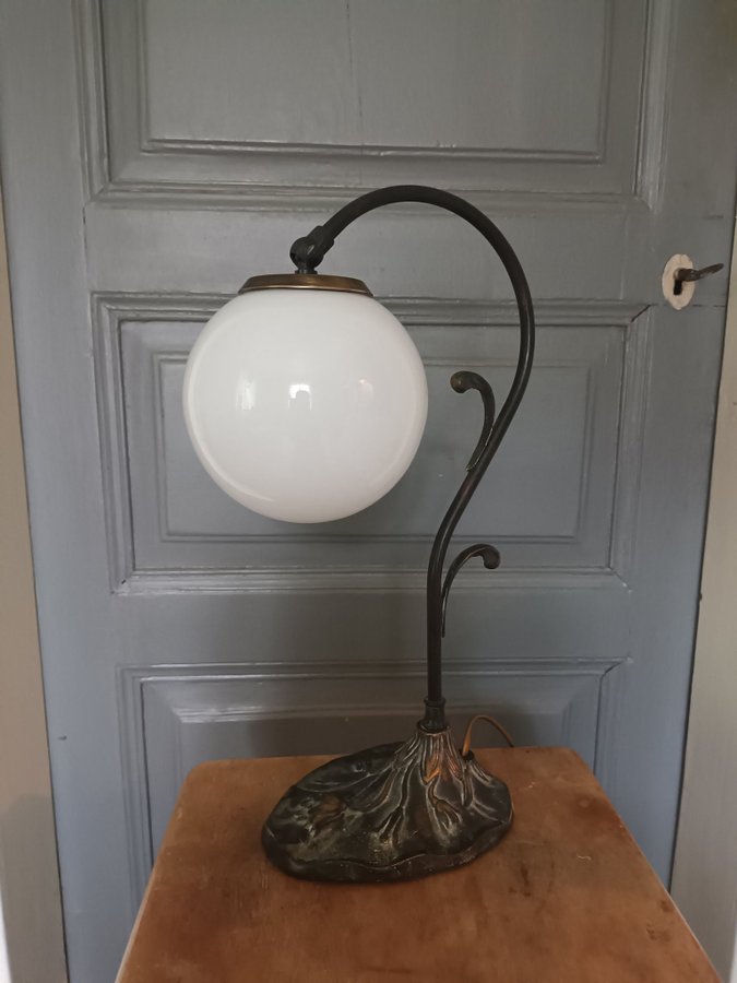 Bordslampa med böjd arm i jugendstil