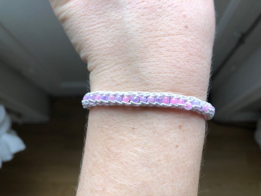 Handgjort armband med pärlor