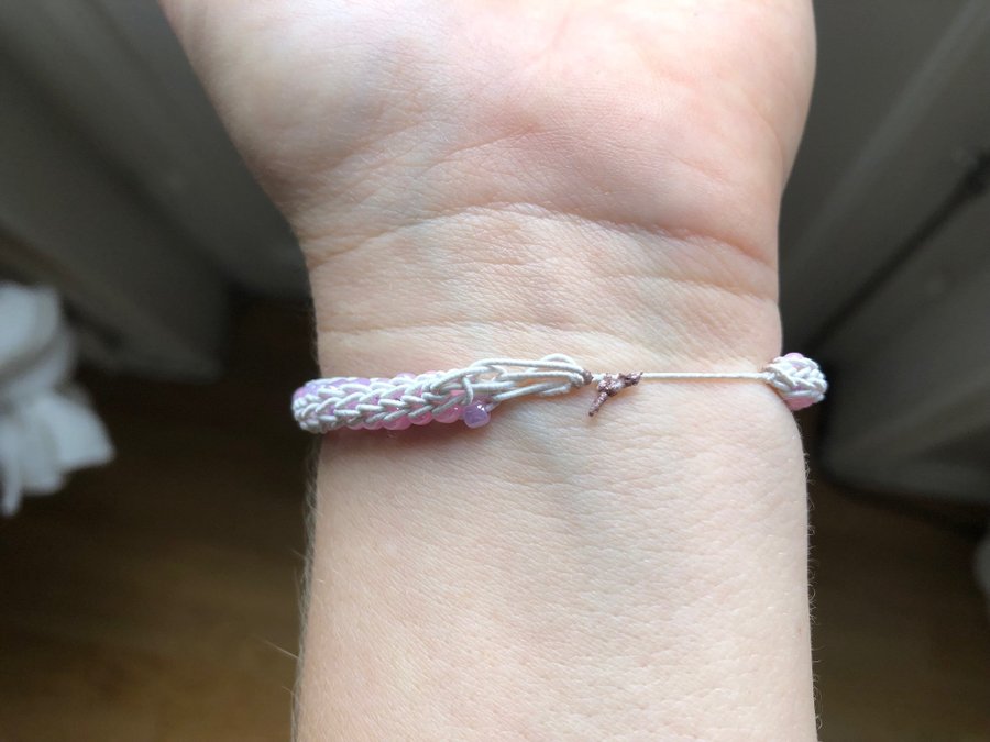 Handgjort armband med pärlor