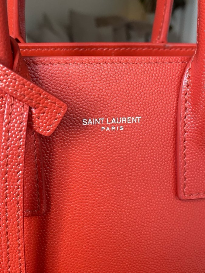 Saint Laurent. SAC DE JOUR väska. Röd orange.