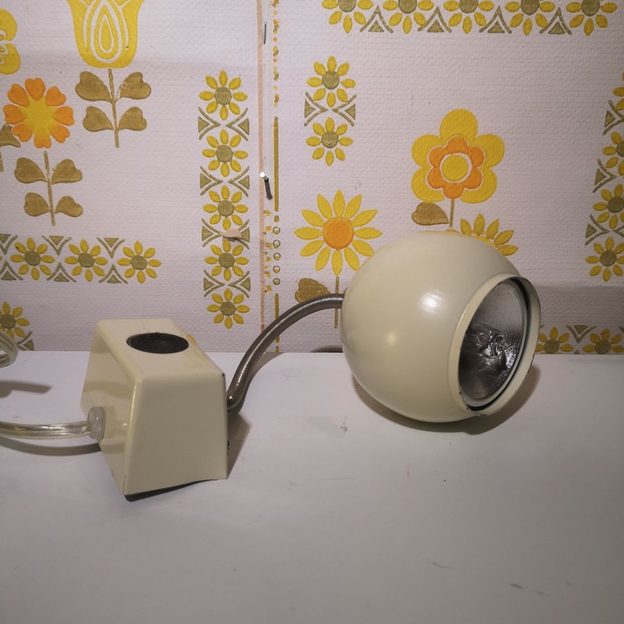 Pyttig Magnetlampa - ø8cm - justerbar lampa - greige lampa magnet klotlampa