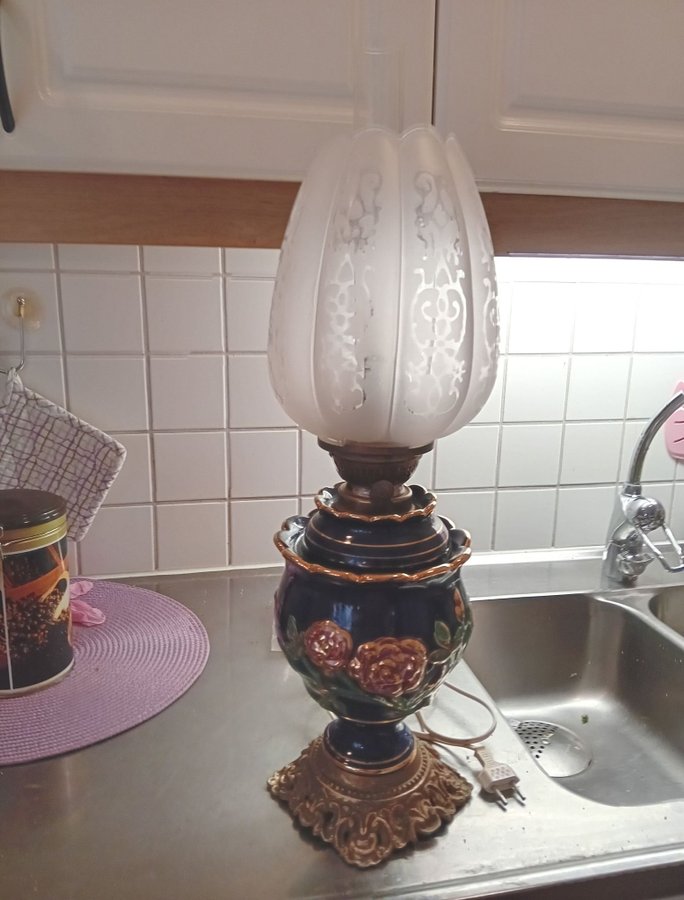 Vacker gammal bordslampa