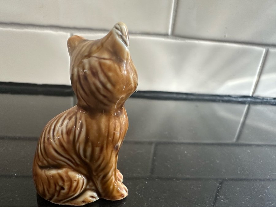 Söt liten keramik kattfigur 6 cm