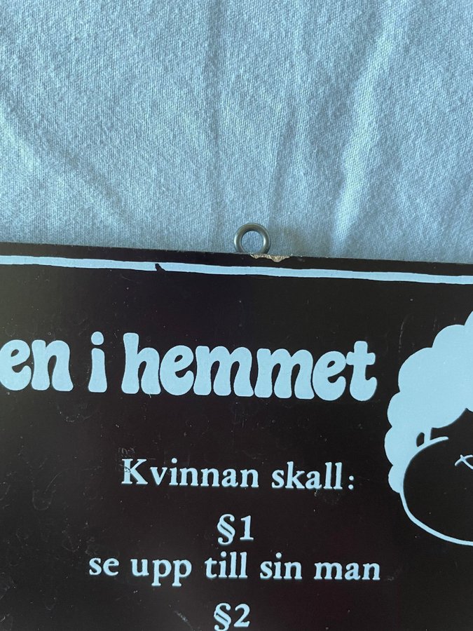 Träskylt med text - humor hushållsregler inredning väggdekoration tavla