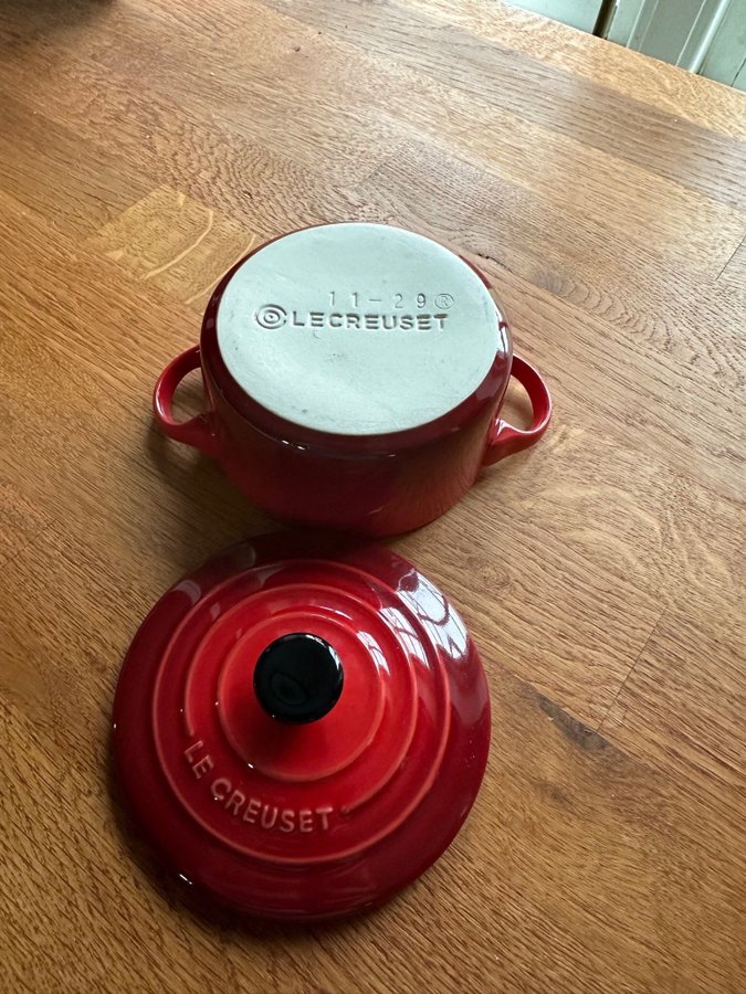 1st mini gryta från Le Creuset julröd oanvända .