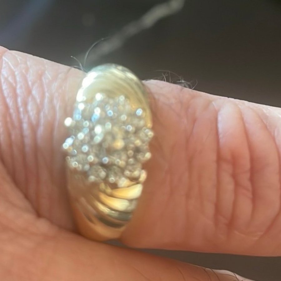 Säljer en vacker ring 14k (585) äkta guld med 19 diamanter!