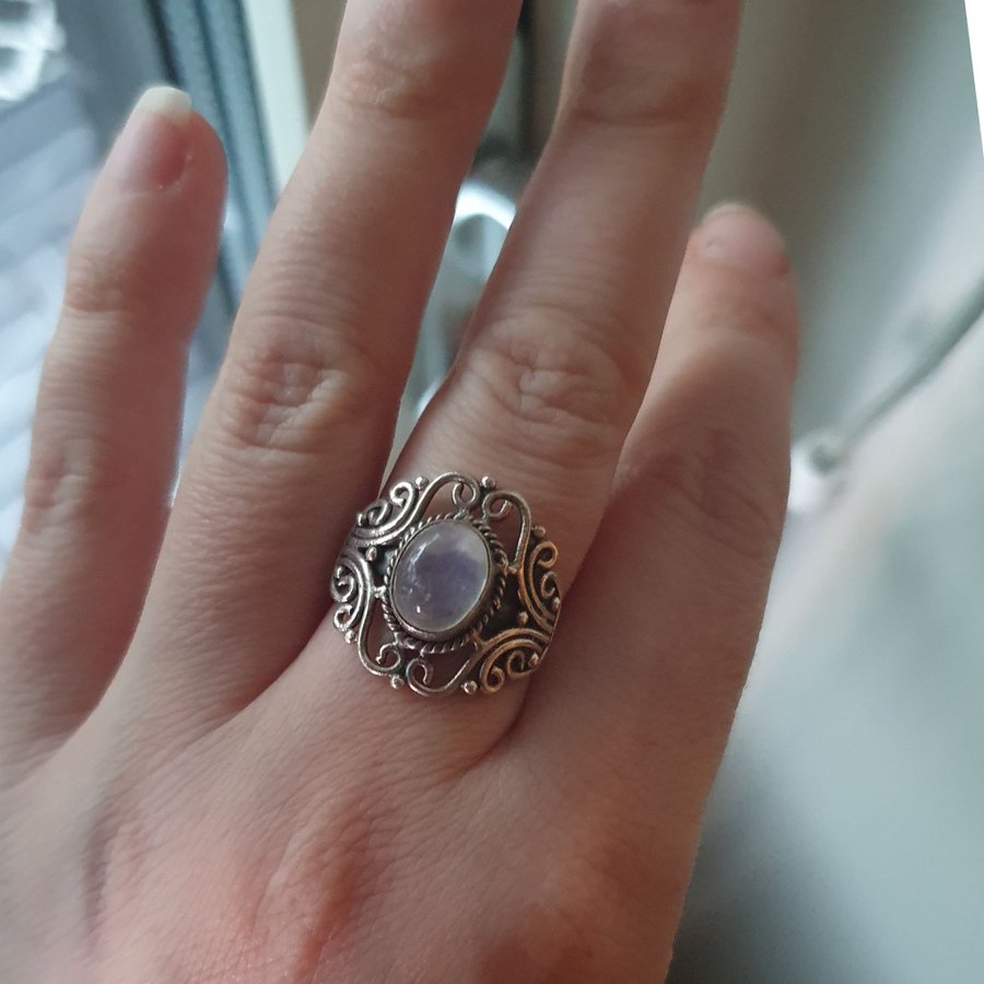 Vacker silver ring med månsten st ca 17 från kristallrummet