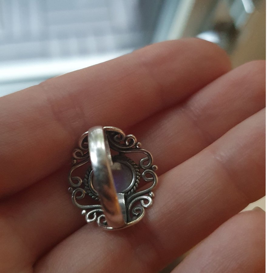 Vacker silver ring med månsten st ca 17 från kristallrummet